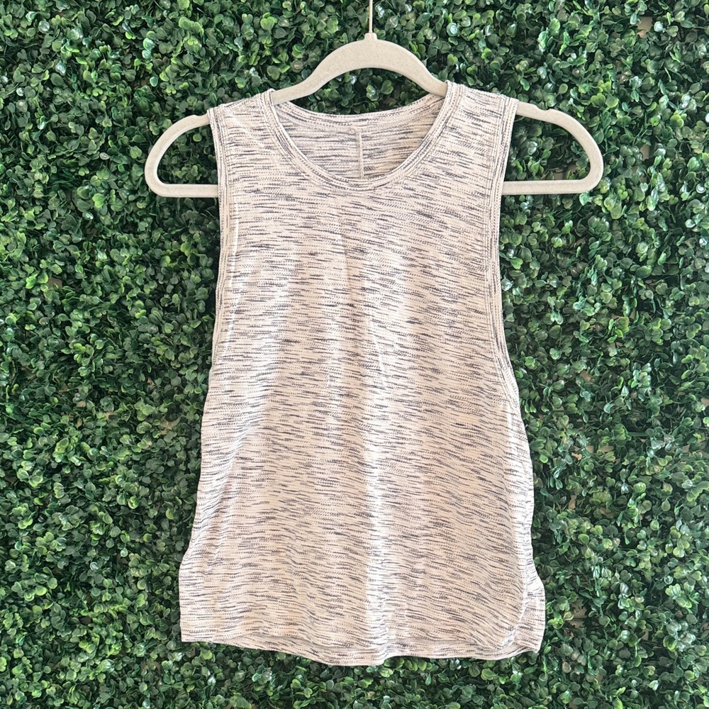 Lululemon Athletica Light Gray Tank Top 8/10 M SLEEVELESS EUC  WORKOUT